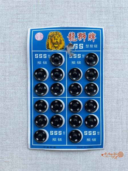 اسود وسط